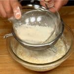 Wiederholt diesen Prozess zweimal, um das Mehl in drei Schritten in den Teig zu mixen.