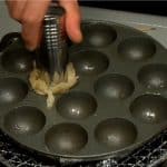 Let's make Takoyaki. Turn on the burner and grease the whole surface of the takoyaki pan.