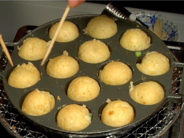 Continue to turn the takoyaki to brown evenly and grill until golden brown.