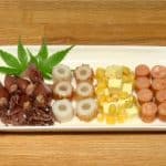 Comme montré ci dessous, vous pouvez choisir vos ingrédients préférés à l'intérieur des takoyaki. De gauche à droite, calamar bouilli, bâton de poisson chikuwa, du fromage, du maïs doux, ou encore des saucisses.