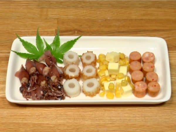 Như đang thấy, bạn có thể chọn loại nguyên liệu hay nhân yêu thích của bạn. Từ trái sang phải, mực luộc, bánh cá chikuwa, phô mai, ngô ngọt, xúc xích.