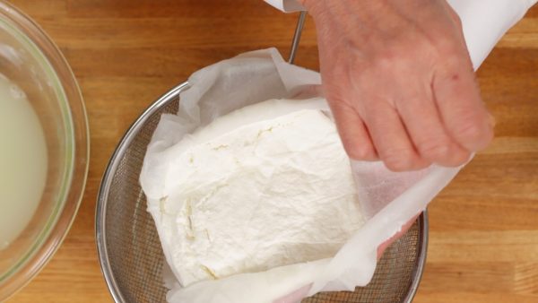 This fresh cheese is made by straining the curd after curdling the milk with the lactic acid in the plain yogurt. When the liquid is strained almost completely, it is ready.