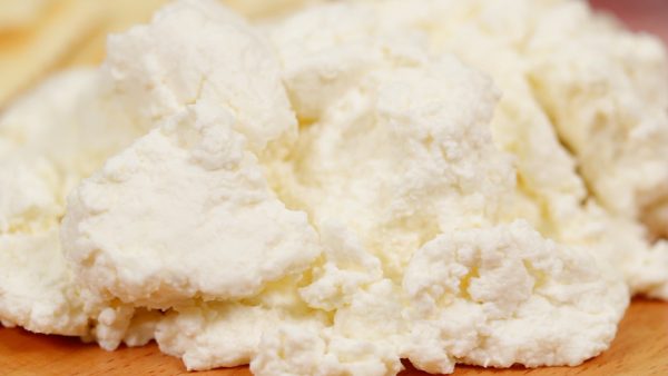This is a cheese without any ripening process so you can enjoy it immediately. Adding the heavy cream makes the fresh cheese creamier than cottage cheese.