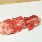 Chúng tôi sẽ nêm gia vị thịt lợn (heo). cắt các lát thịt lợn (heo) thành các miếng 3~4 cm (1,2~1,6 inch).