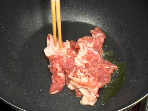 Let's cook goya chanpuru! Grease the saucepan. Add the pork and stir-fry the both sides.