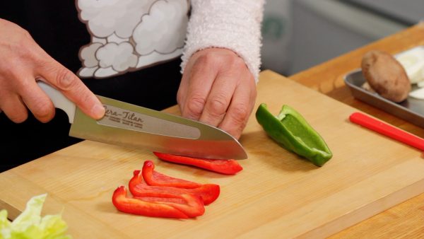 Remove the seeds and stem ends from the red and green bell peppers. Japanese bell peppers are also known as Piman, and they have a relatively thinner skin/rind and a long oval shape. Cut the peppers into long bite-size pieces.