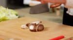Retirez le bout du pied du champignon shiitaké, et détachez le pied. Les shiitaké réduisent lors de la cuisson donc coupez le chapeau en tranches plutôt épaisses. 