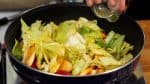 When the cabbage is coated with oil evenly, pour over the sake or water to help cook the vegetables. The hot steam circulates around the pile of the vegetables, cooking them quickly.