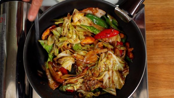 Turn on the burner again, and quickly coat the vegetables with the sauce evenly on medium heat. Turning off the burner when adding the seasoning will give you extra time and help you to thicken the sauce evenly.