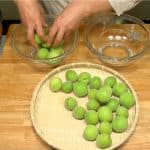 Jetzt bereiten wir die grünen Ume-Pflaumen für den Sirup und den Umeshu vor: Gib die gewaschenen Ume-Pflaumen in eine Schüssel. 