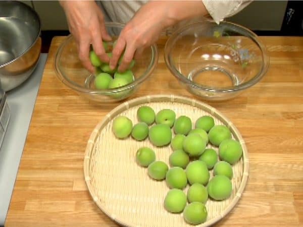 Next, let's prepare the green ume fruits for ume syrup and umeshu. Transfer pre-washed ume into two bowls.