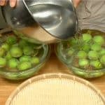 Soak the ume in a large amount of water for 2 hours to remove any bitterness.