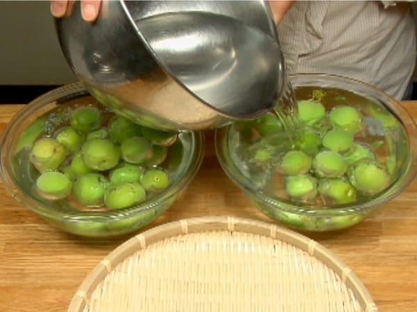 Soak the ume in a large amount of water for 2 hours to remove any bitterness.