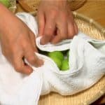 Làm khô kĩ ume (mơ) bằng khăn nhà bếp sạch và khăn giấy.