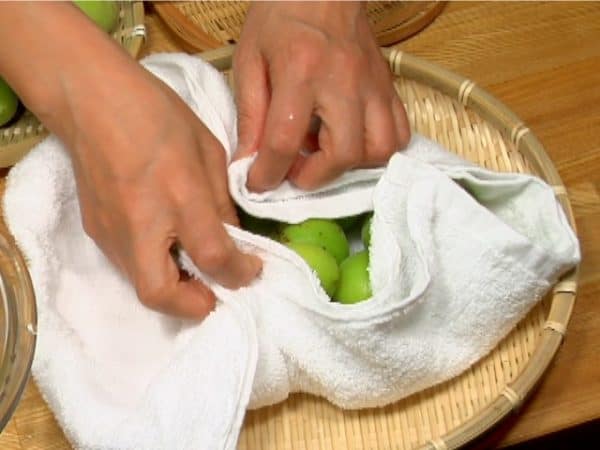 Dry the ume thoroughly with a clean kitchen towel and paper towel.