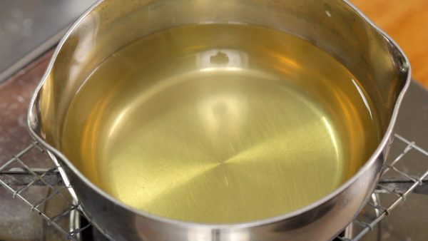 Turn off the burner, and lightly squeeze the dashi pack and remove it. Now, the delicious dashi is ready.