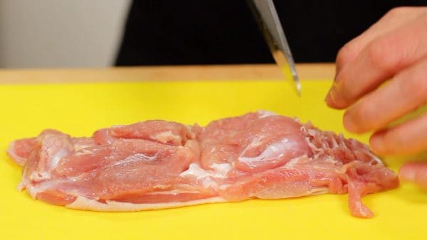 Trim the excess fat from the chicken thigh beforehand and make numerous cuts in the firm stringy part.