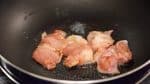 鍋にサラダ油入れて温めます。油をフライパンに広げます。鶏肉は皮を下にして置きます。