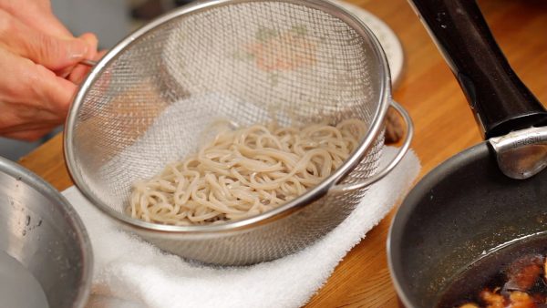 Hit the strainer against a kitchen towel many times to remove the excess water thoroughly.