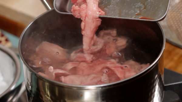 First, preboil the gyusuji, beef tendons in a large amount of boiling water. Lightly stir and continue boiling.