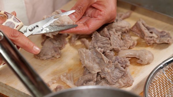 Place the gyusuji onto a cutting board and remove the excess moisture with a paper towel. With kitchen scissors, cut the pieces into large bite-size pieces and remove the fat.