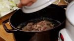 Placez ensuite le gyusuji et le bouillon dans une marmite.
