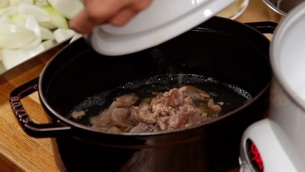Then, place the gyusuji and the stock into a pot.