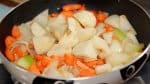 Ajoutez la carotte et mélangez légèrement. Ensuite, ajoutez la pomme de terre.