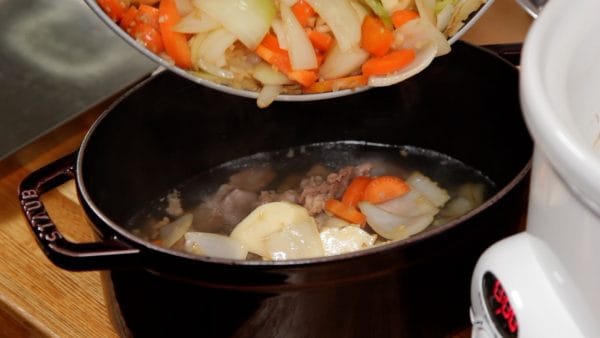 When the vegetables are coated with the oil evenly, place them into the pot of the gyusuji.