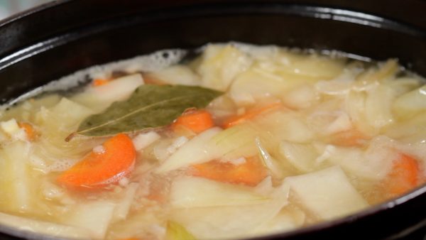 Add the bay leaf and turn on the burner. Bring it to a boil on medium heat and then remove the foam.