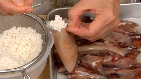 Open the mantle collar and spoon the rice into it. Fill the mantle with the rice until it is 6 parts full. Be careful not to overfill it otherwise the rice will increase in volume while cooking, breaking the mantle.