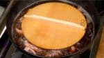 Nắp lỗ bằng gỗ này, gọi là otoshi buta, sẽ giúp Ikameshi chín đều. Để sôi liu riu trong khoảng 30 phút, nấu chín hoàn toàn cơm nếp.