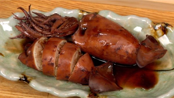 Place the sliced and unsliced Ikameshi onto a plate. Garnish with 2 sets of arms and pour the remaining broth onto them.