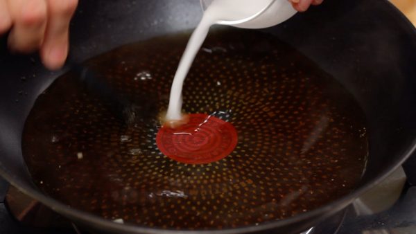 水溶き片栗粉をよく混ぜてソースに少しずつ加えます。火を止めて加えると失敗なくとろみをつけることができます。