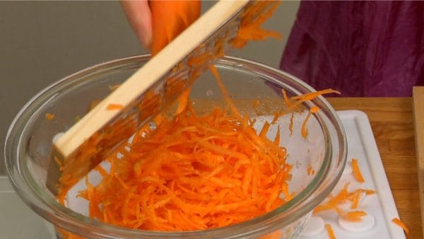 Be careful not to hurt yourself when the carrot gets too small. Using this tool makes rough uneven cuts, allowing it to absorb the seasonings later and helps to soften the carrot.