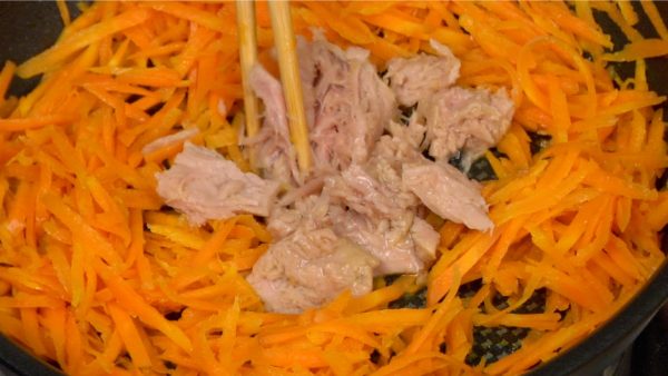 Add the canned tuna, crumble it into small pieces with the chopsticks and then distribute it evenly.
