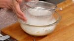 Nessa receita, nós recomendamos utilizar a farinha para bolo para ajudar a criar uma textura macia, mas você também pode utilizar farinha comum no lugar.