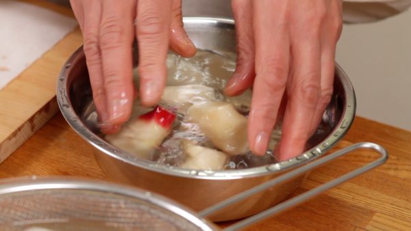 Rinse the ginger root. Remove the moisture with a paper towel.