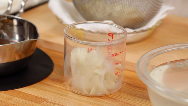 Place the ginger slices into the sterilized container.
