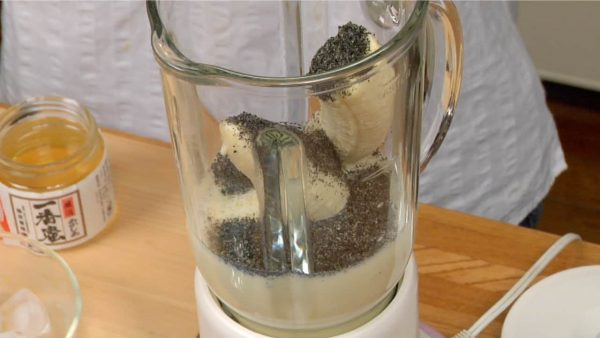 Add the ground black sesame seeds, which have both dietary and anti-aging benefits.
