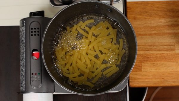 First, let's cook the macaroni. Make 1 percent salt water in a pot and bring it to a boil. Put the macaroni into the pot.