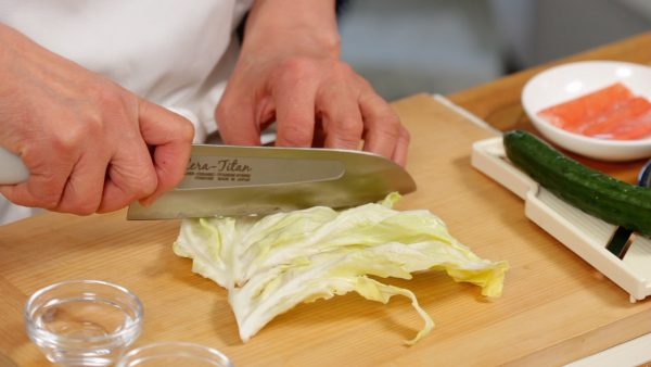 Next, let's prepare the vegetables. Cut the spring cabbage leaves into 1 cm (0.4") pieces. Spring cabbage is more tender and has a sweeter flavor than regular cabbage.
