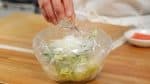 野菜をすべて袋に入れ塩と水大さじ1を加えます。