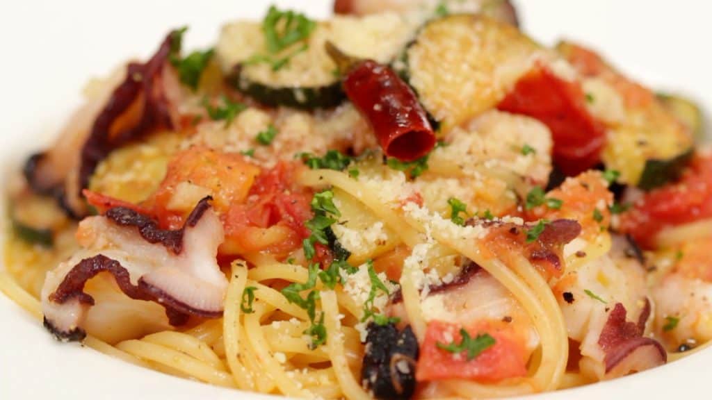 You are currently viewing Recette de spaghetti aux tomates et à la pieuvre (pâtes à la pieuvre géante et à la sauce savoureuse avec des courgettes)