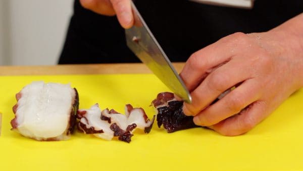 Make a deep incision and cut out the slices alternatively. Making deep cuts in the octopus makes it easy to enjoy the chewy texture.