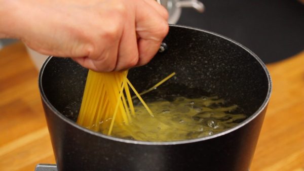 ではパスタを茹でます。湯に0.7-1％の塩を加えて沸騰させます。小さな鍋を使う時は、スパゲッティが柔らかくなるにしたがい徐々に入れます。