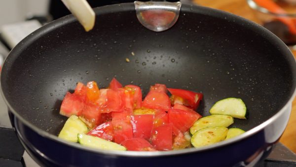Ensuite, ajoutez la tomate en morceaux. 