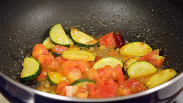 La tomate contient beaucoup d'eau donc faites-la revenir et réduisez le liquide. Maintenant, assaisonnez-la légèrement avec du sel. Vous devez mettre assez peu de sel car la pieuvre contient aussi du sel. Faites réduire le liquide pour le faire épaissir un peu. 