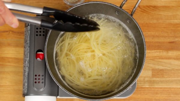 Goûtez un spaghetti pour vérifier la cuisson.