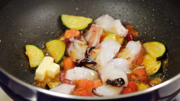 Quand les pâtes sont presque cuites, ajoutez la pieuvre cuite dans la poêle. Ajoutez la sauce soja et le beurre. 